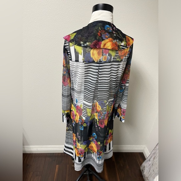 Merric size 8 woman’s sheer long trench style top floral black and white - Picture 5 of 7